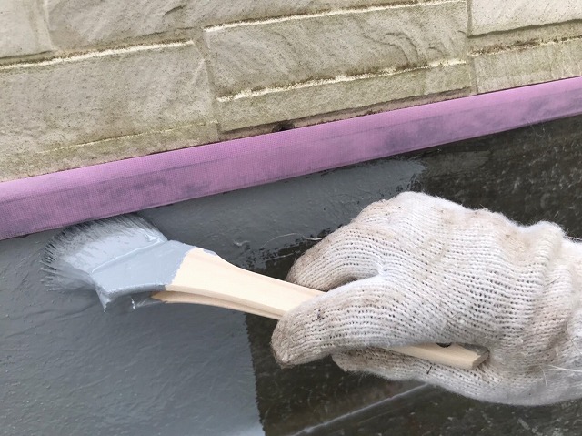 細かい箇所は刷毛を使用します